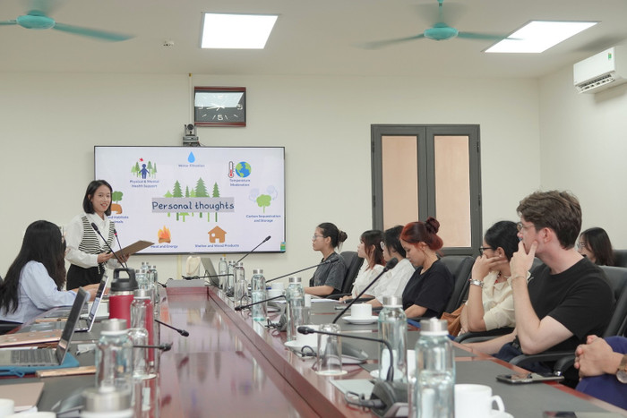 Giảng viên và sinh viên Trường Đại học Lâm nghiệp tại tọa đàm "Giá trị các-bon rừng và môi trường". Ảnh: website nhà trường 489867620-1121175983387799-8933523805296962092-n.jpg