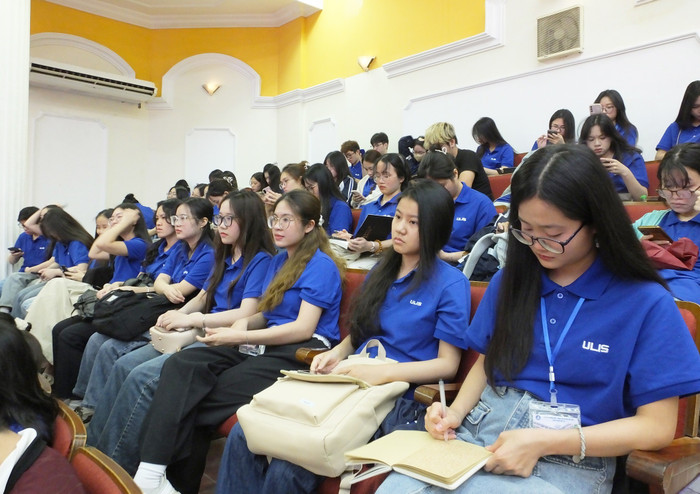Sinh viên Trường Đại học Ngoại ngữ, Đại học Quốc gia Hà Nội. Ảnh: website nhà trường 490352336-705900068777533-6854044705705943355-n.jpg