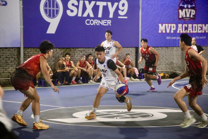 Đội DAV (trắng) và đội TLU (đỏ đen) thi đấu giằng co kịch tính. img-7882.jpg