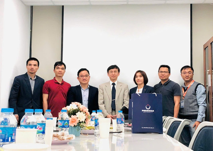Giáo sư, Tiến sĩ Trần Đức Tân (thứ ba từ trái sang) - Trưởng khoa, khoa Điện - Điện tử, Trường Kỹ thuật Phenikaa, Đại học Phenikaa. Ảnh: NVCC z6642780901163-5a20148258aaa5b5dd52bdb95ce714ee.jpg