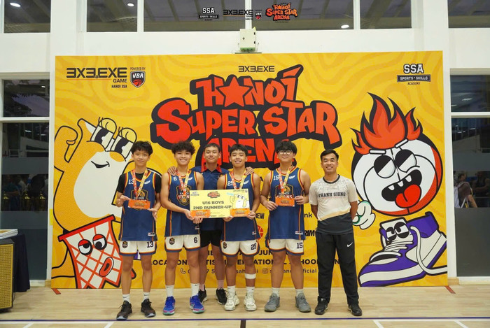 Hải Anh (thứ ba từ phải qua) nhiều lần đạt giải cao trong các cuộc thi đấu thể thao. Ảnh: NVCC z6888066725137-06cde3f8ac4523445c059a29b4790b35.jpg