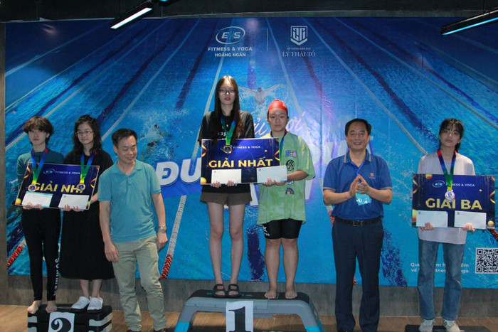 Các thí sinh nữ bậc trung học phổ thông nhận giải nội dung bơi ếch, bơi tự do.