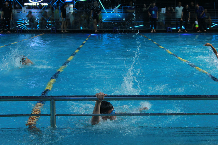 Đến cuối bể, theo luật thí sinh phải chạm tay vào lan can để quay về, hoàn thành phần thi. (Ảnh: Mạnh Đoàn)