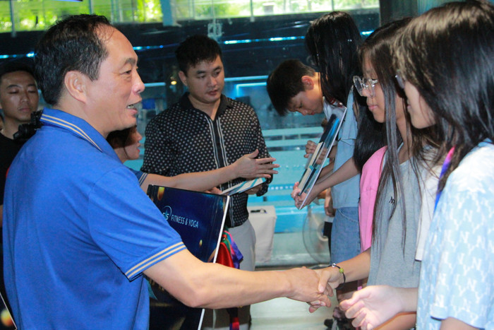 Thầy Trịnh Hùng Sơn - Hiệu trưởng nhà trường trao giải thưởng cho các thí sinh. Trao đổi với phóng viên, thầy Sơn cho biết, năm nay là năm thứ tư, Hệ thống giáo dục Lý Thái Tổ tổ chức giải bơi cho các em học sinh, năm nay số lượng thí sinh tham gia đông hơn so với những năm trước. "Những năm trước, số lượng thí sinh tham gia khoảng 160-200 em, năm nay có 260 thí sinh tham gia. Năm nay, cũng có em từng đạt giải Nhì bơi cấp Thành phố như Nguyễn Hoàng Minh Giang tham dự. Với cuộc thi năm nay, nhà trường đã dành khoảng hai tháng để làm các công tác chuẩn bị và kết quả rất thành công", thầy Sơn chia sẻ.