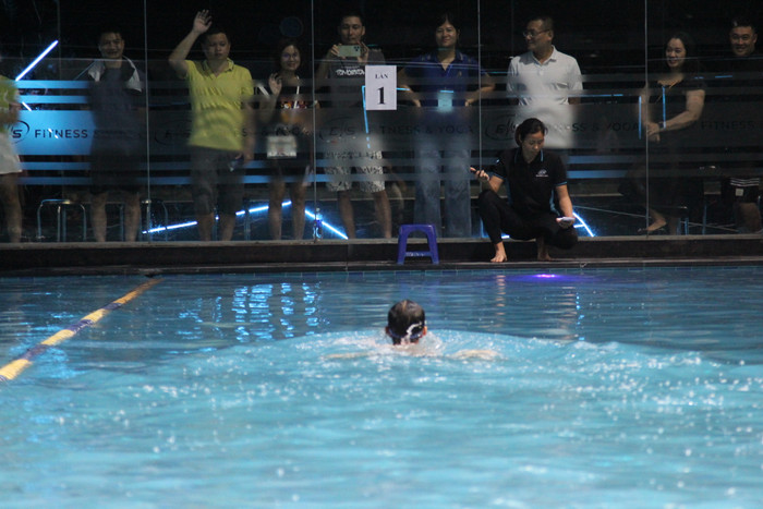 Bên ngoài bể bơi, còn có rất đông các bậc phụ huynh đứng cổ vũ con em. (Ảnh: Mạnh Đoàn)