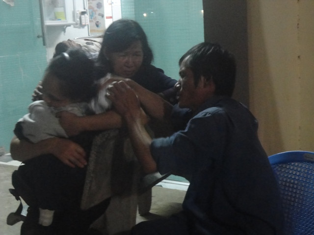 Bà Nguyễn Thị Thu (giữa)- Phó chủ tịch UBND huyện Dầu Tiếng đến động viên và an ủi gia đình nạn nhân