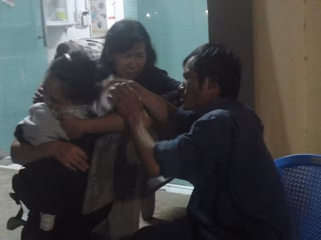 Bà Nguyễn Thị Thu (giữa)- Phó chủ tịch UBND huyện Dầu Tiếng đến động viên và an ủi gia đình nạn nhân