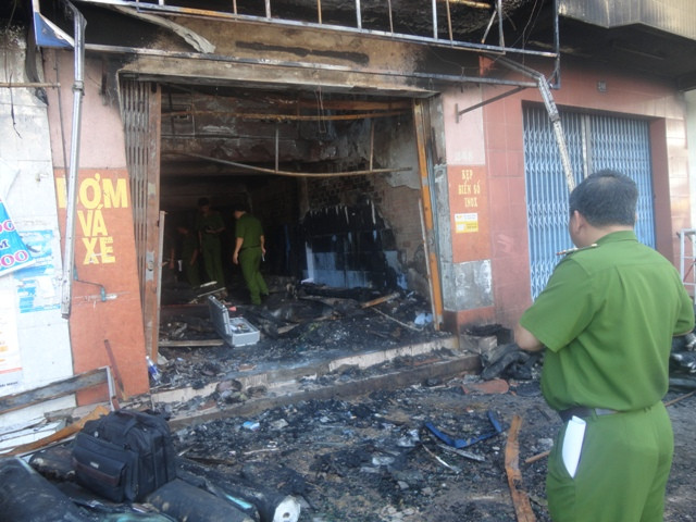 Lực lượng chức năng khám nghiệm hiện trường vụ cháy làm chết 5 người vào tối ngày 22/12 Lực lượng chức năng khám nghiệm hiện trường vụ cháy làm chết 5 người vào tối ngày 22/12