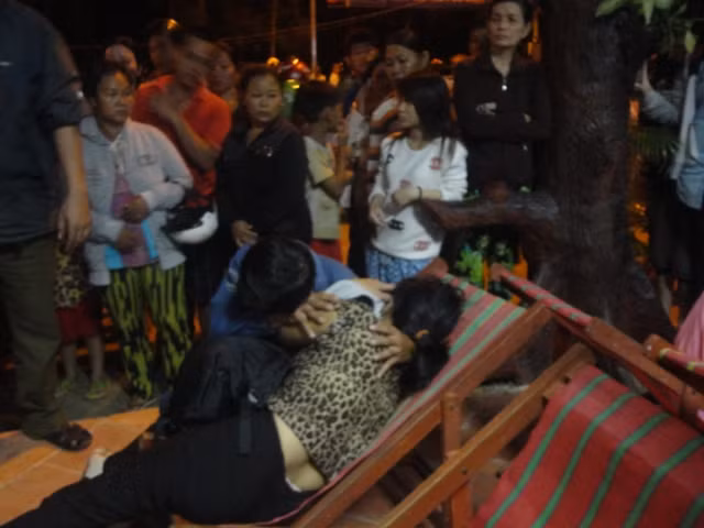 Bố, mẹ các nạn nhân phát ngất khi nhìn thấy thi thể các em học sinh bị chết đuối