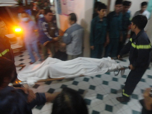 Thi thể các nạn nhân được đưa về bệnh viện để khám nghiệm và bàn giao cho gia đình mang về mai táng