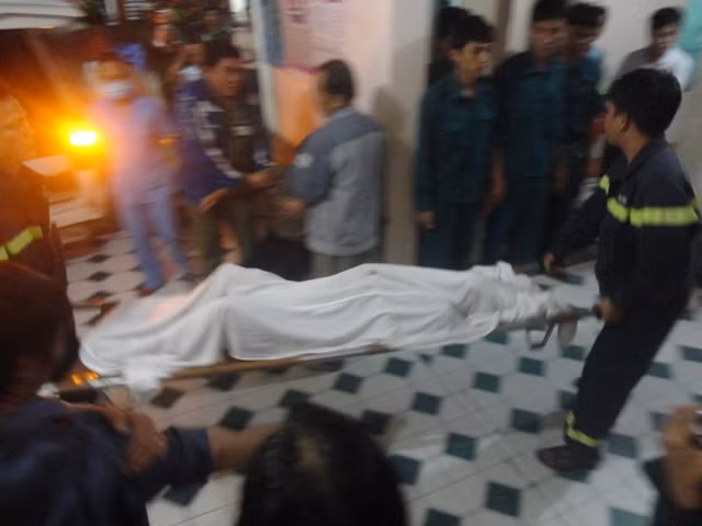 Thi thể các nạn nhân được đưa về bệnh viện để khám nghiệm và bàn giao cho gia đình mang về mai táng