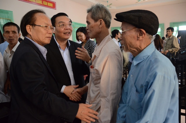 Bộ trưởng Hoàng Tuấn Anh lắng nghe, chia sẻ với các cụ cao niên xã Hương Nha và Xuân Quang Bộ trưởng Hoàng Tuấn Anh lắng nghe, chia sẻ với các cụ cao niên xã Hương Nha và Xuân Quang