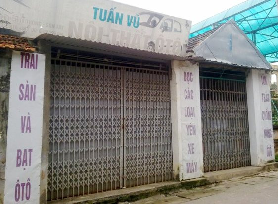 Cửa hàng của vợ chồng chị Hoa - anh Vũ. Hiện nghề chính của anh Vũ là bọc yên xe máy, còn chị Hòa làm thợ may.