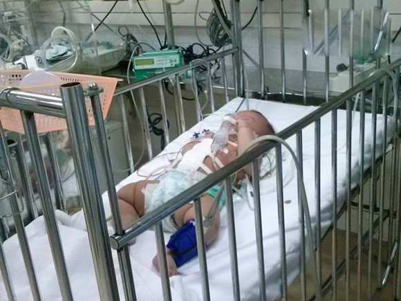 Cháu T. đang được điều trị tại Bệnh viện Nhi Trung ương. (Ảnh: ANTĐ)