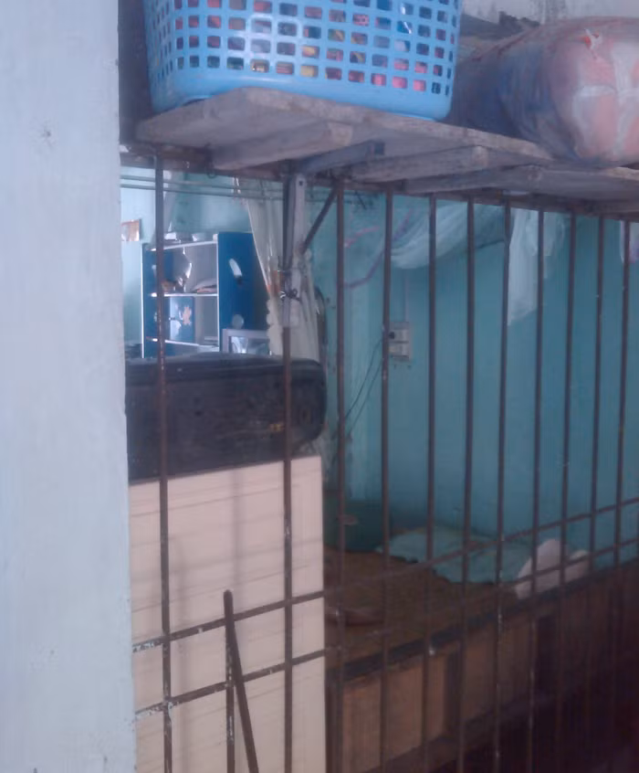 Song cửa sắt sát ngay giường ngủ bị bẻ gãy.