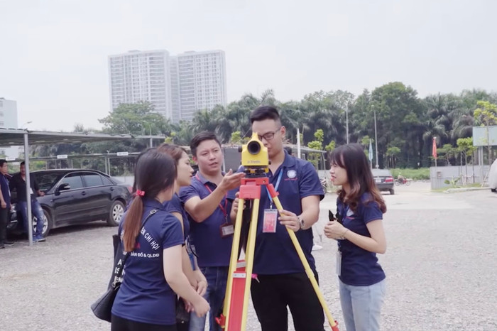 Sinh viên ngành Kỹ thuật Trắc địa - Bản đồ, Trường Đại học Mỏ - Địa chất đang thực hành tại trường. Ảnh: Website nhà trường Sinh viên ngành Kỹ thuật Trắc địa - Bản đồ, Trường Đại học Mỏ - Địa chất đang thực hành tại trường. Ảnh: Website nhà trường