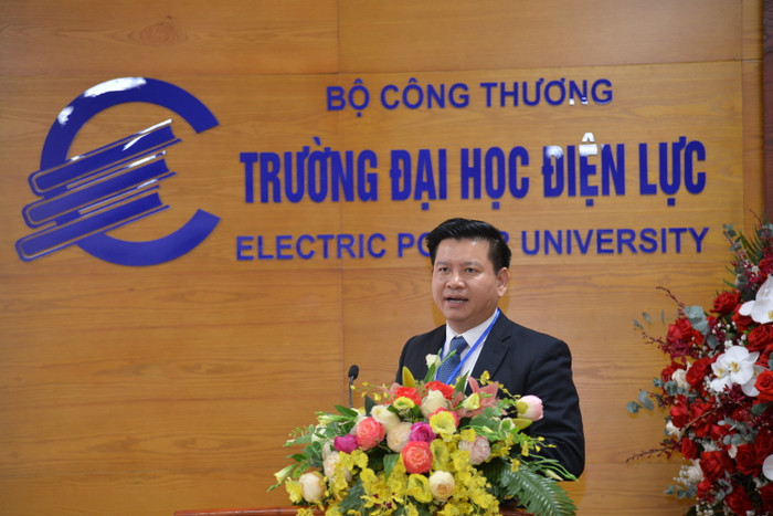 Phó Giáo sư, Tiến sĩ Đinh Văn Châu - Quyền Hiệu trưởng Trường Đại học Điện lực phát biểu tại buổi khai mạc Hội thảo. Phó Giáo sư, Tiến sĩ Đinh Văn Châu - Quyền Hiệu trưởng Trường Đại học Điện lực phát biểu tại buổi khai mạc Hội thảo.