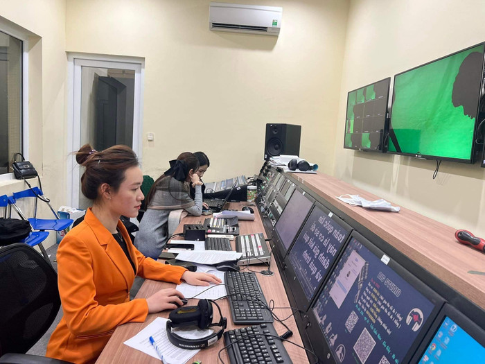 Sinh viên Học viện Báo chí và tuyên truyền thực hành trong studio truyền hình. Ảnh: NTCC Sinh viên Học viện Báo chí và tuyên truyền thực hành trong studio truyền hình. Ảnh: NTCC
