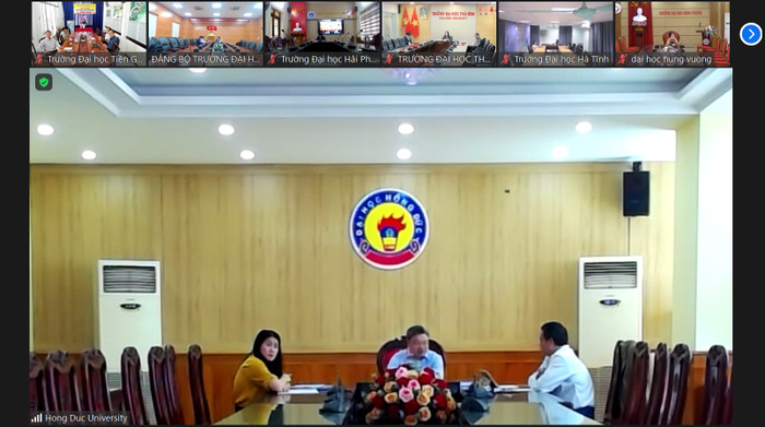 Phó Giáo sư Bùi Văn Dũng Chủ nhiệm Câu lạc bộ Các trường đại học địa phương chia sẻ tại điểm cầu Trường Đại học Hồng Đức. Phó Giáo sư Bùi Văn Dũng Chủ nhiệm Câu lạc bộ Các trường đại học địa phương chia sẻ tại điểm cầu Trường Đại học Hồng Đức.