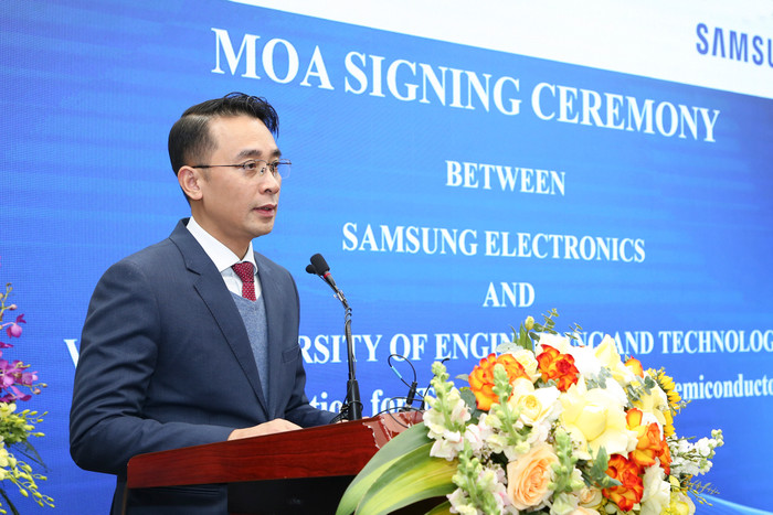 Giáo sư Chử Đức Trình chia sẻ tại buổi lễ. Giáo sư Chử Đức Trình chia sẻ tại buổi lễ.