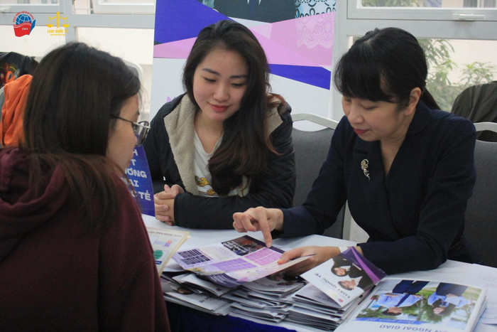 Phó Giáo sư, Tiến sĩ Nguyễn Thị Lan Anh – Viện trưởng Viện Biển Đông, Phụ trách Khoa Luật Quốc tế, Học viện Ngoại giao tư vấn về ngành học cho sinh viên. Ảnh: NVCC