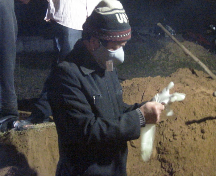 Người nhặt xương đeo khẩu trang và gang tay bảo hộ. Việc bị thương trong quá trình nhặt xương, mở nắp quan tài có thể dẫn đến nhiễm trùng, uốn ván, …