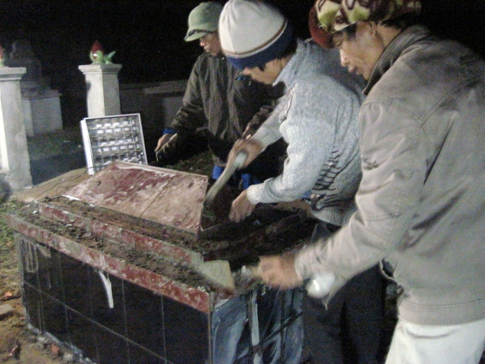 Việc cho cát vào quách được xem như một sự tri ân của người sống với người đã khuất.