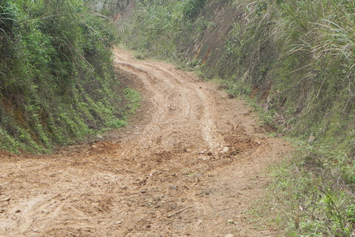 Đường đồi hiểm trở dẫn vào bản Nước Ruộng (ảnh: Xuân Hoàng)