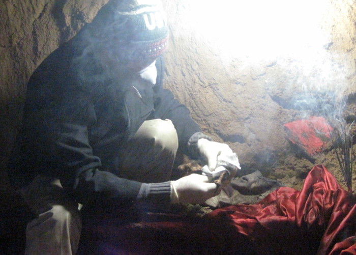 Những chiếc xương được nhặt, rửa qua nước ngũ vị hương và lau khô rất tỉ mỉ.