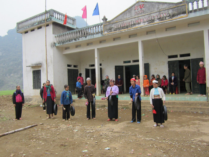 Văn nghệ mừng điện về bản (ảnh: Xuân Hoàng)