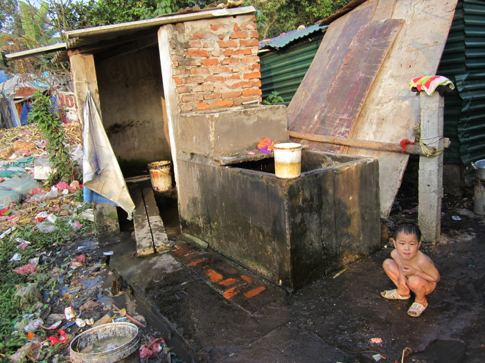Nhà tắm và nhà vệ sinh bẩn thỉu, lắm rác rưởi (Ảnh: Dương Chiến)