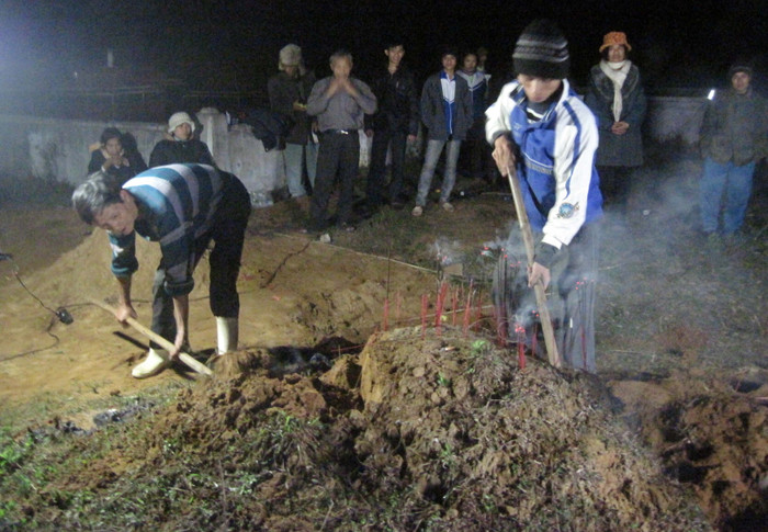 Sau khi kết thúc lễ cúng việc đào huyệt mộ lập tức được tiến hành. Theo phong tục của người dân nơi đây, con cháu và anh em thân thiết không được phép đào mộ,