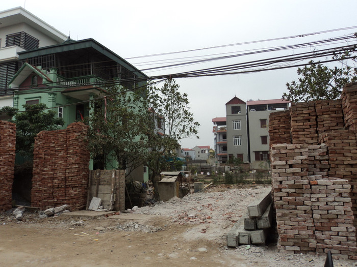 Sau khi nhận được số tiền khổng lồ từ đền bù đất nông nghiệp, nhiều hộ gia đình đã xây nhà cao tầng, biệt thự (ảnh: Đăng Đức)