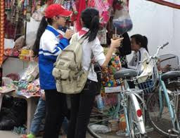 Ăn quà vặt cổng trường là thói quen ưa thích của nhiều học sinh, sinh viên Ăn quà vặt cổng trường là thói quen ưa thích của nhiều học sinh, sinh viên