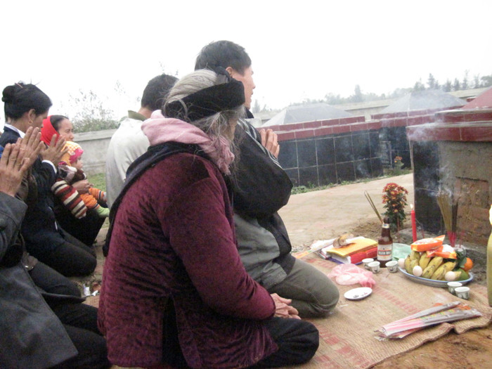 9h 15 phút, đại gia đình ông Nhất làm lễ hoàn thành việc cải táng cho cụ Hạnh.