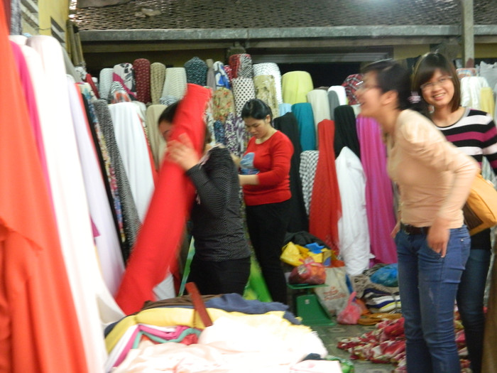 Vải vóc ngập tràn chợ Ninh Hiệp (Ảnh: Xuân Hoàng)