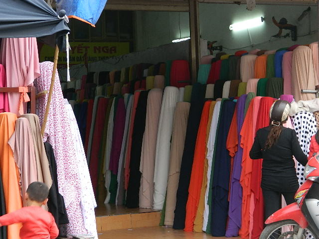 Người Ninh hiệp trở nên giàu có như bây giờ là nhờ nghề buôn vải (Ảnh: Xuân Hoàng)