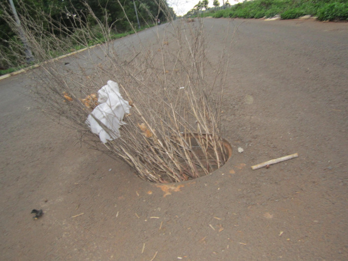 Cực kỳ bất tiện và nguy hiểm cho người đi lại.