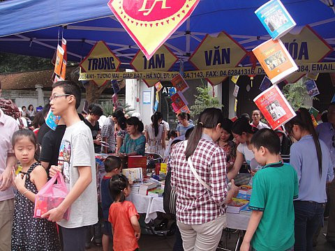 Rất đông các bạn nhỏ được bố mẹ đưa đến “Ngày hội Sách và Văn hóa đọc”. Rất đông các bạn nhỏ được bố mẹ đưa đến “Ngày hội Sách và Văn hóa đọc”.