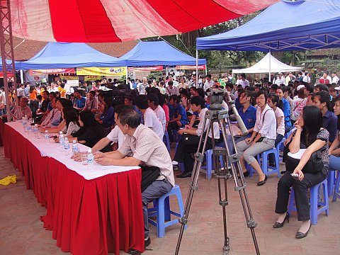 Chương trình giao lưu giữa các tác giả, các nhà quản lý văn hóa…thu hút được khá đông người tham dự. Chương trình giao lưu giữa các tác giả, các nhà quản lý văn hóa…thu hút được khá đông người tham dự.