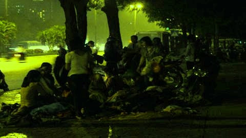 Rất nhiều bạn trẻ là sinh viên thường xuyên lui tới những khu “chợ” đồ cũ như thế này (Ảnh: Nguyễn Nam) Rất nhiều bạn trẻ là sinh viên thường xuyên lui tới những khu “chợ” đồ cũ như thế này (Ảnh: Nguyễn Nam)