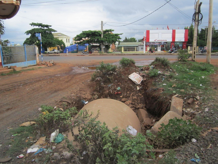 Với chiều rộng và độ sâu của các cái hố này, khi phương tiện tham gia giao thông bất ngờ sa xuống sẽ gây những hậu quả khôn lường.