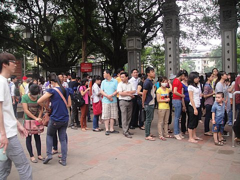 Từ 7h30 sáng, đã có khá đông người đến xếp hàng mua vé vào dự Ngày hội. Từ 7h30 sáng, đã có khá đông người đến xếp hàng mua vé vào dự Ngày hội.