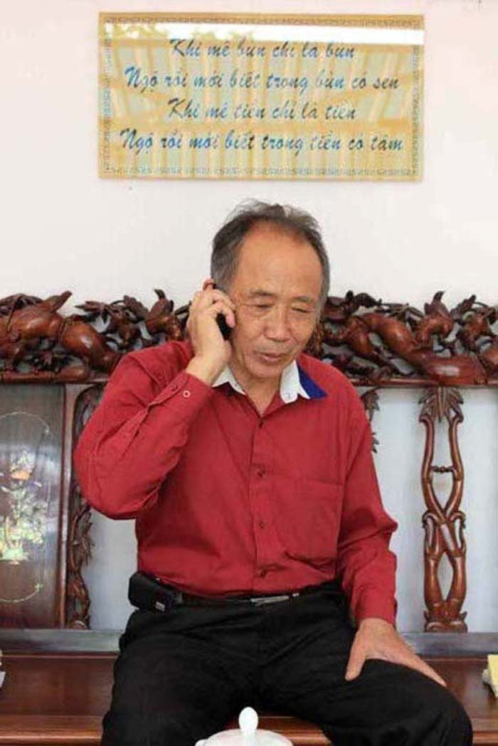 Nhà thơ Bảo Sinh dưới tác phẩm nổi tiếng của ông (Ảnh: Hoàng Long)