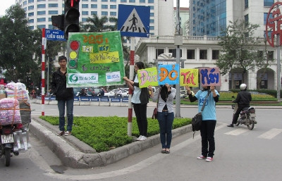 Một nhóm sinh viên tình nguyện đang kêu gọi những người tham gia giao thông hãy tắt máy khi phải chờ đợi đèn tín hiệu quá lâu (ảnh: Diệu Linh) Một nhóm sinh viên tình nguyện đang kêu gọi những người tham gia giao thông hãy tắt máy khi phải chờ đợi đèn tín hiệu quá lâu (ảnh: Diệu Linh)