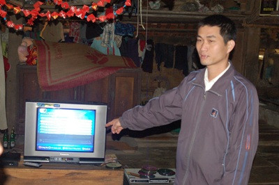 Có điện, nhiều gia đình trong bản Nước Ruộng đã sắm tivi, đầu karaoke... để giải trí (ảnh: Xuân Hoàng)