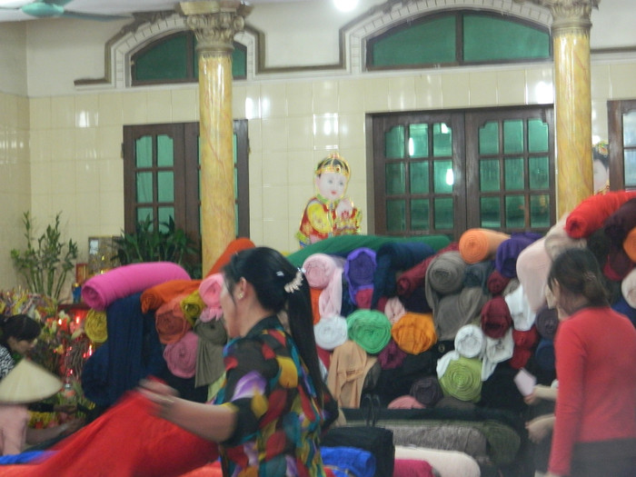 Khung cảnh mua bán tấp nập ở chợ vải Ninh Hiệp (Ảnh: Xuân Hoàng)