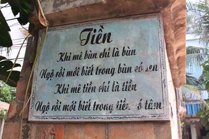 Bài thơ được khắc lên đá (Ảnh: Hoàng Long)