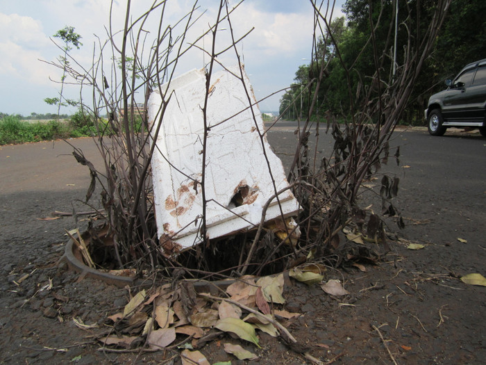 Không có biển báo nguy hiểm, người đi đường đã chủ động bẻ cành cây cắm vào tất cả các hố đó làm tín hiệu thông báo.