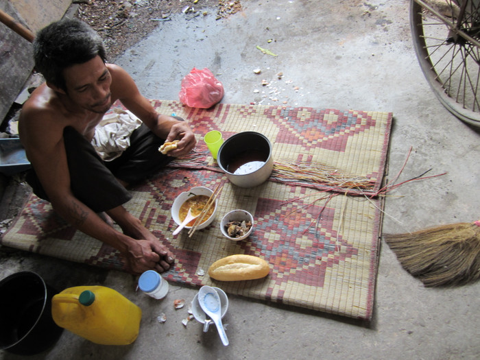 Bữa trưa của bác Thụ chỉ có bánh mỳ với mỳ tôm (Ảnh: Dương Chiến)